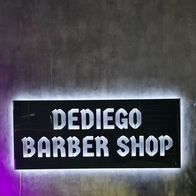 Rótulo rectangular de neón LED con el nombre de De Diego Barber Shop