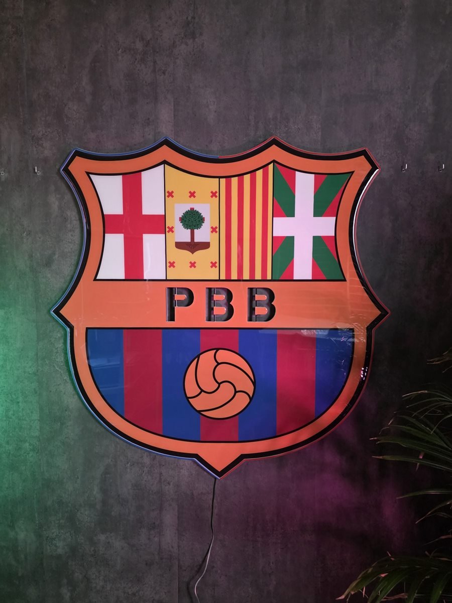 Escudo de fútbol con el neón apagado