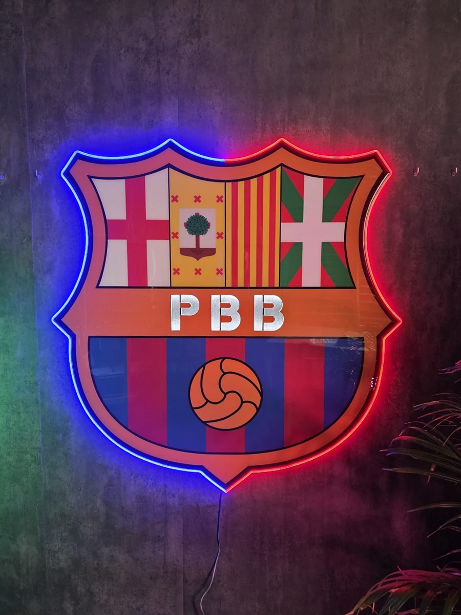 Escudo de fútbol con el neón encendido