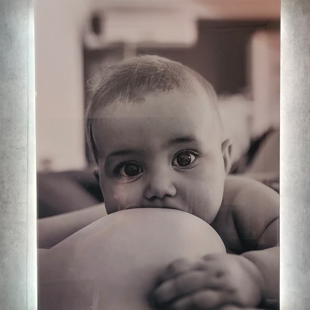 Cuadro con la foto de un bebé en blanco y negro con neón LED