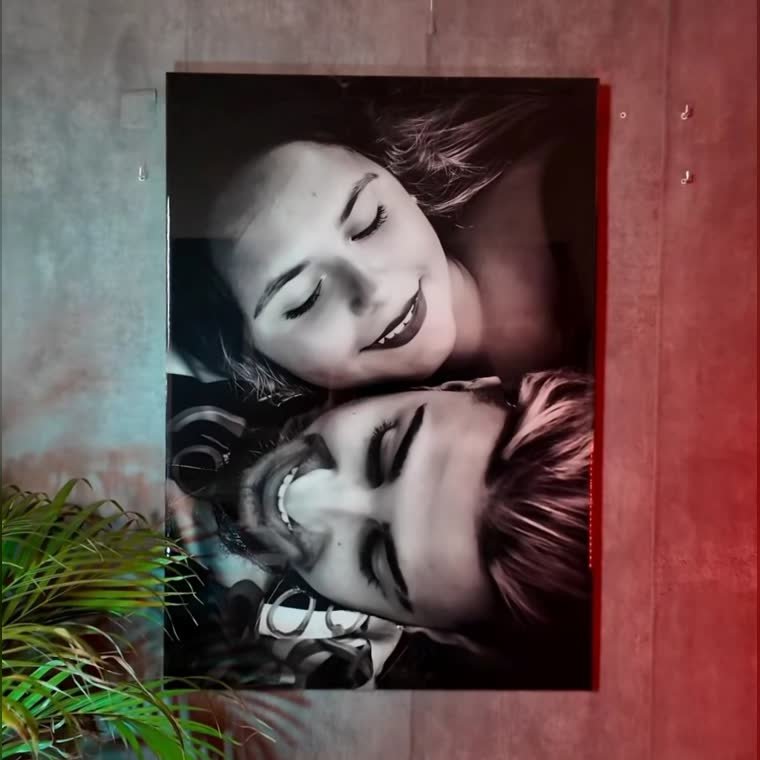 Cuadro de pareja en blanco y negro con luz LED por detrás