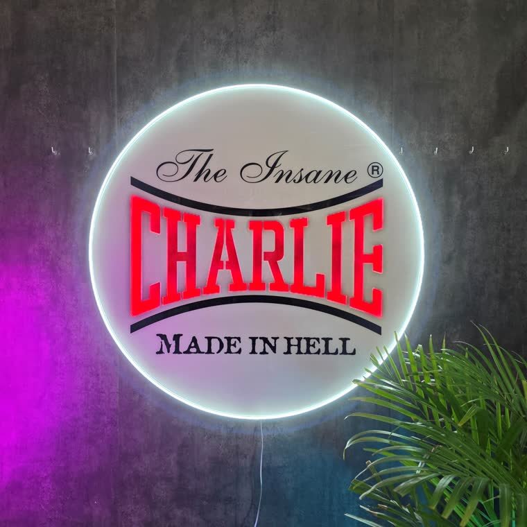 Logo de una marca de ropa en neon LED
