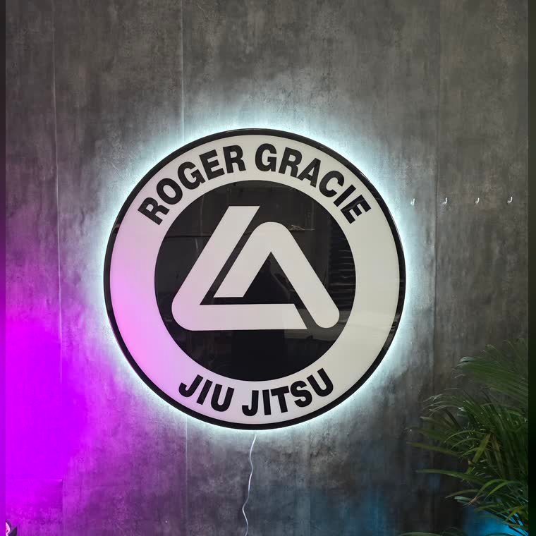 Logo de un gimnasio en resina y neon LED