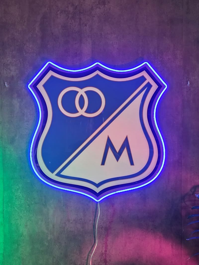 Escudo de equipo de fútbol en resina epoxi y neón LED