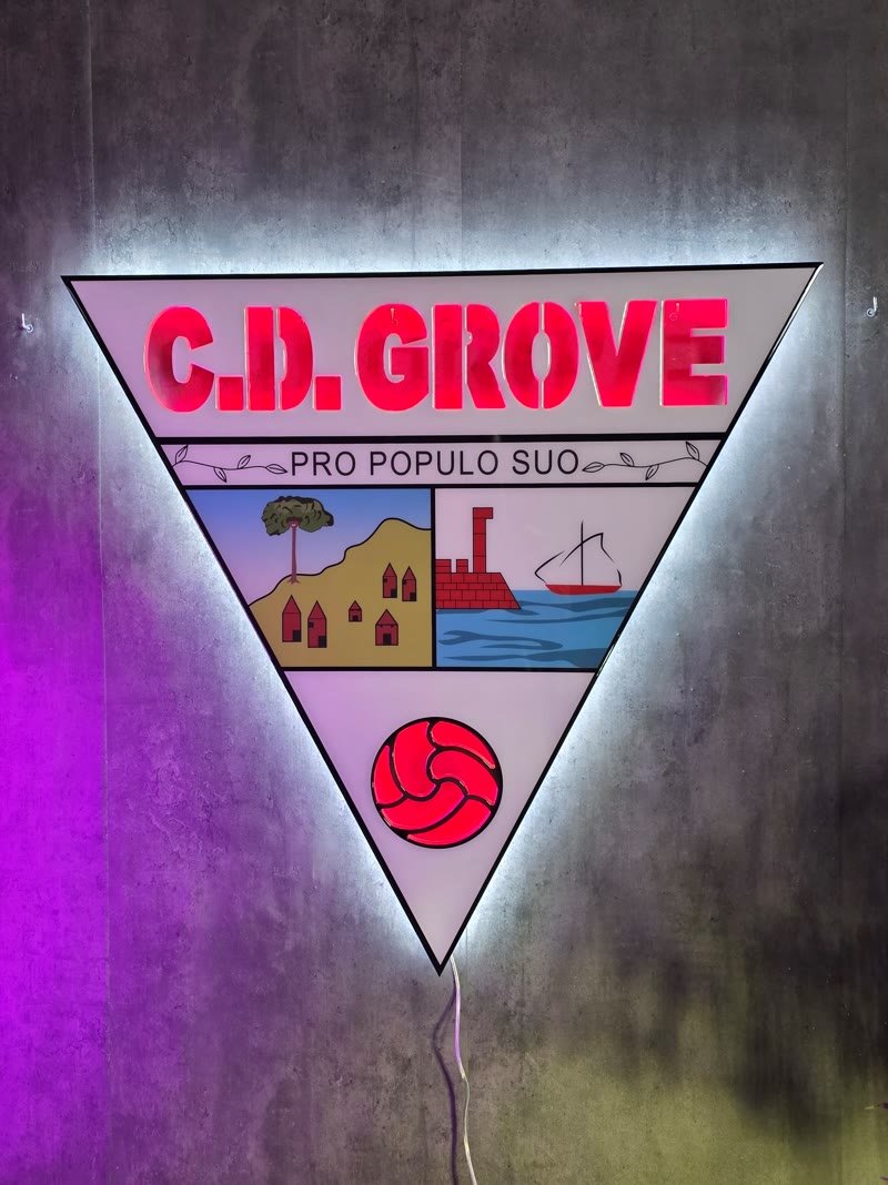 Escudo de club deportivo en resina epoxi y neón LED