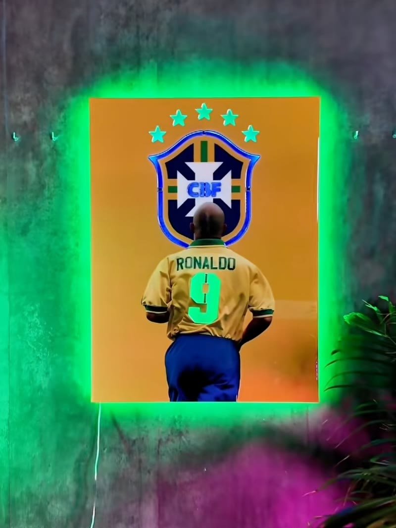 Cuadro de un jugador de fútbol en resina epoxi y neón LED