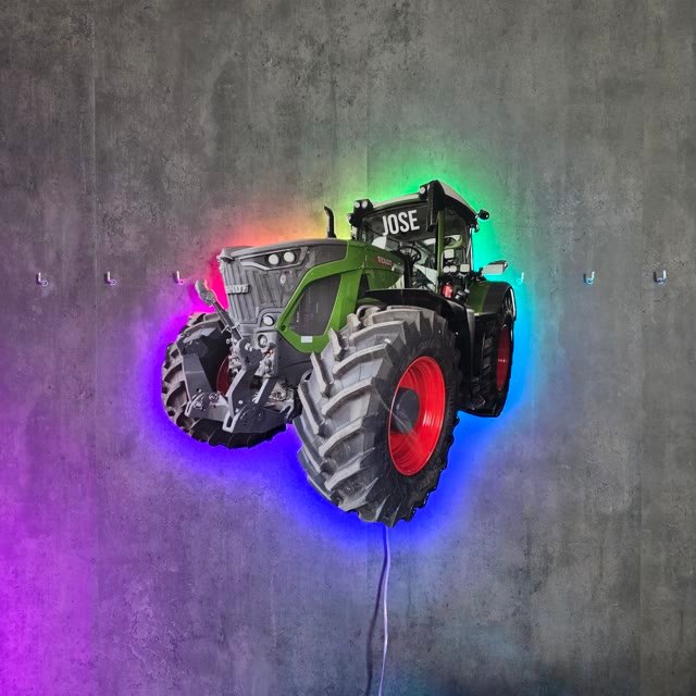 Cuadro de un tractor con nombre en resina epoxi y neón LED