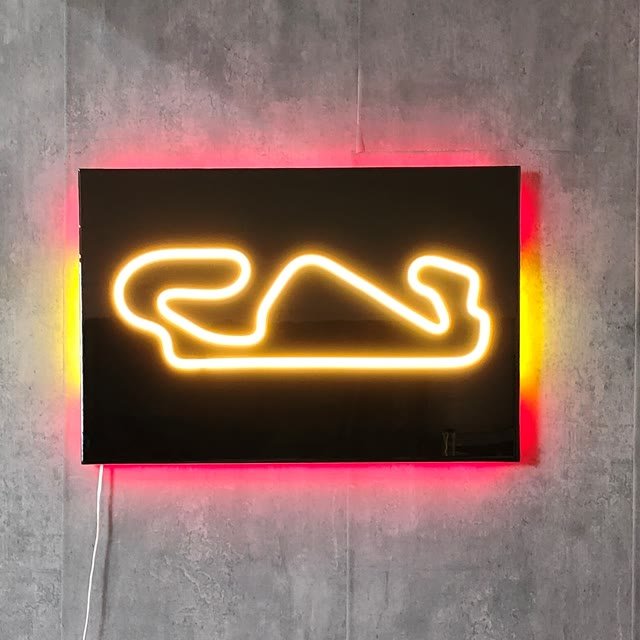 Cuadro del trazado de un circuito de carreras en neón LED