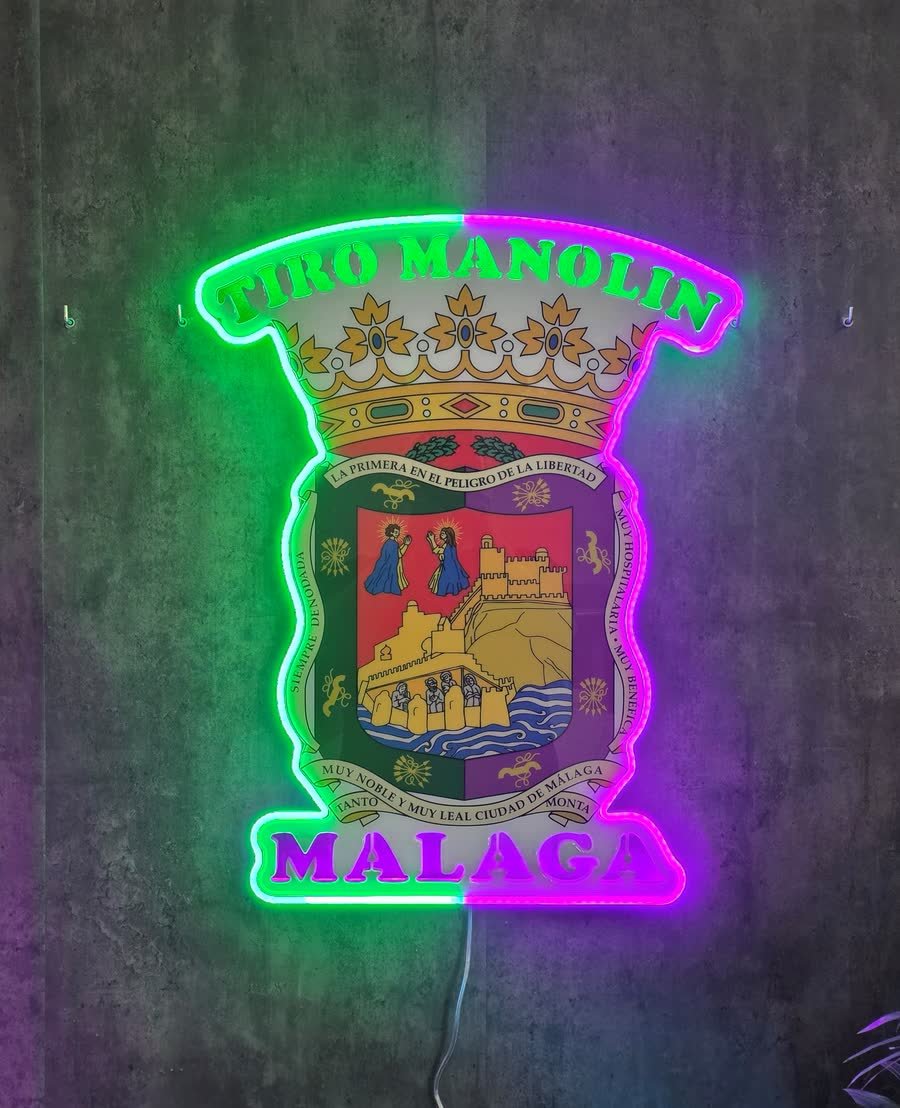 Escudo de neón LED del club Tiro Manolín Málaga