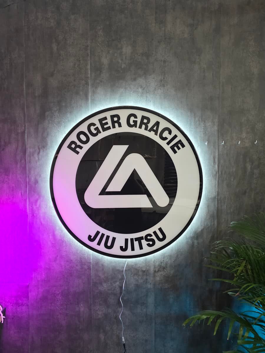 Rótulo circular de neón LED para una academia de jiu jitsu