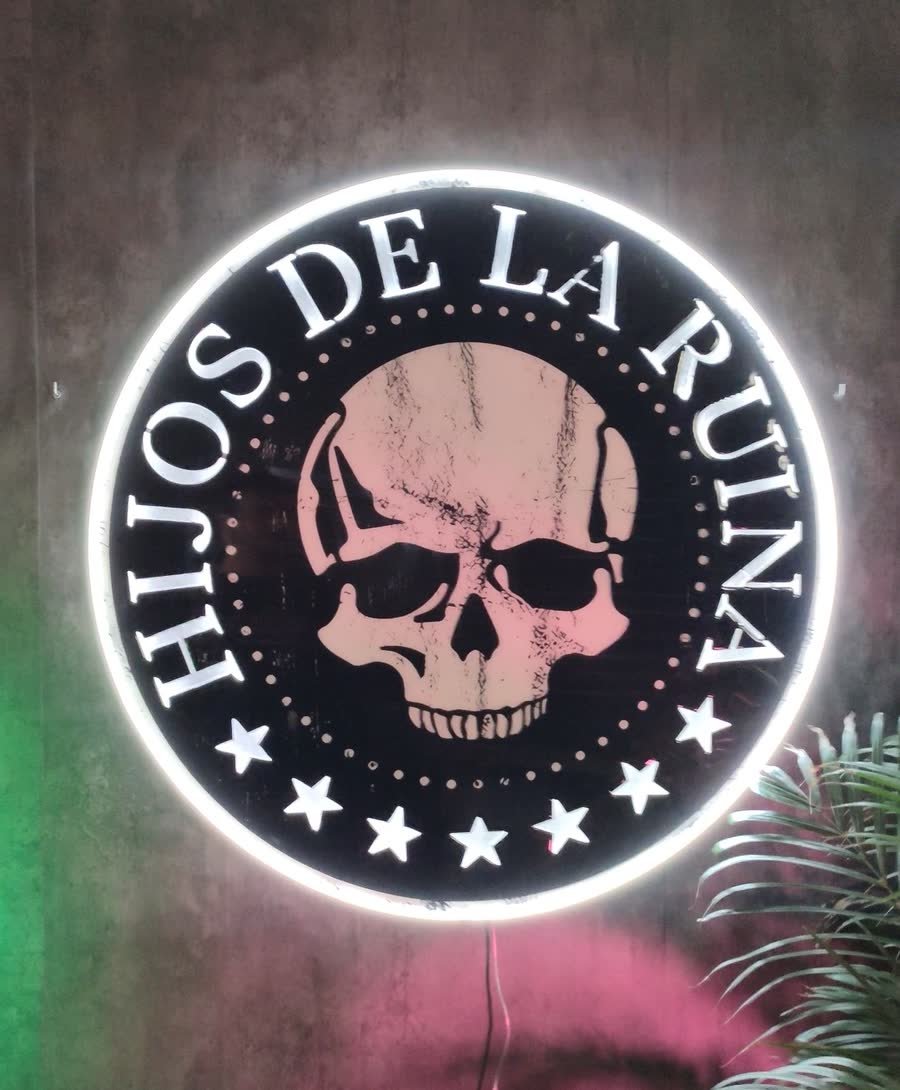 Rótulo circular de neón LED con el logo de un grupo de música