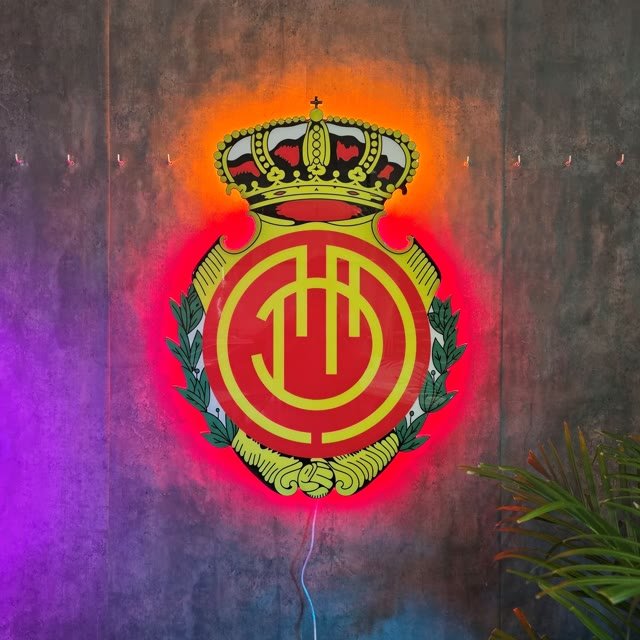 Escudo de club de fútbol con corona en neón LED y resina