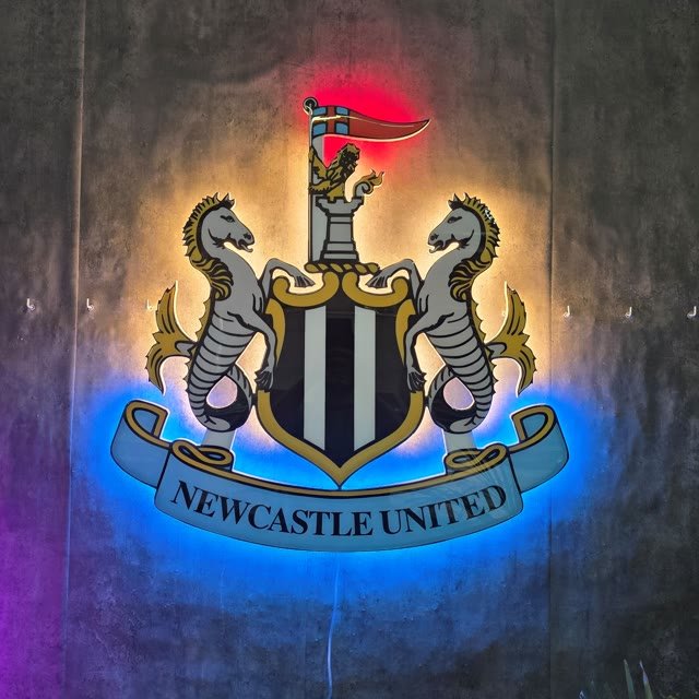 Escudo de equipo de fútbol con mucho detalle en neón LED