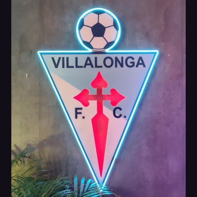 Escudo de peña o club local de fútbol en neón LED