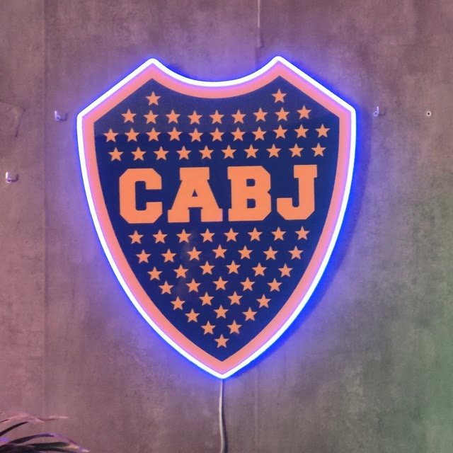 Escudo de club de fútbol con estrellas en neón LED y resina