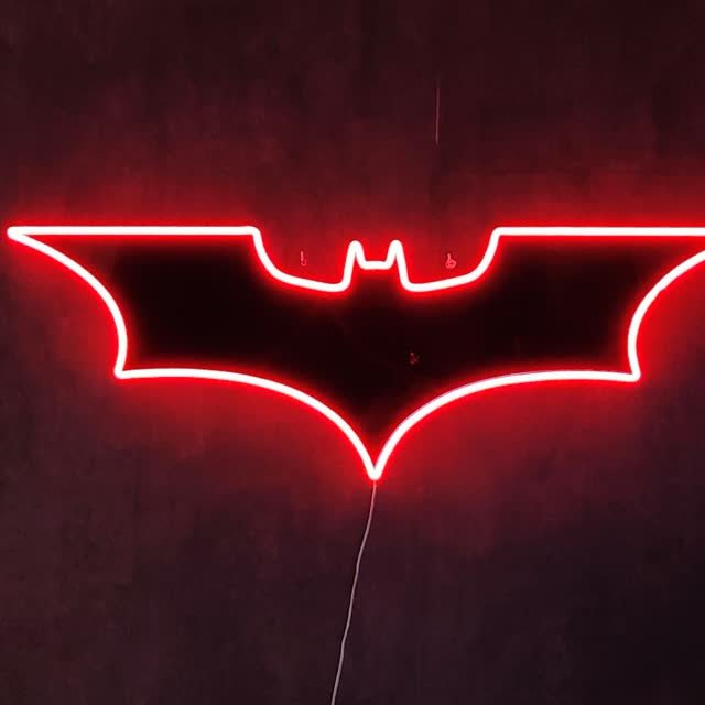 Cuadro del logo de un personaje de cine en neón LED