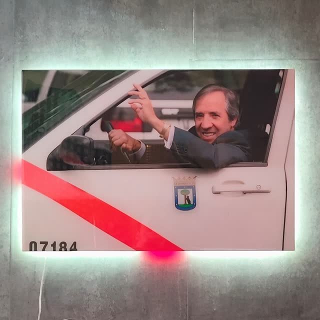 Cuadro de un icono de la cultura popular española en resina epoxi y neón LED