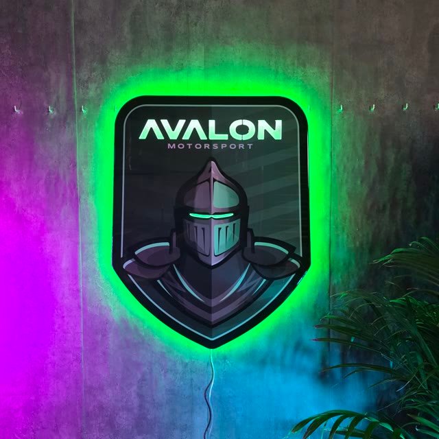 Cuadro del logo de un equipo gamer en resina epoxi y neón LED