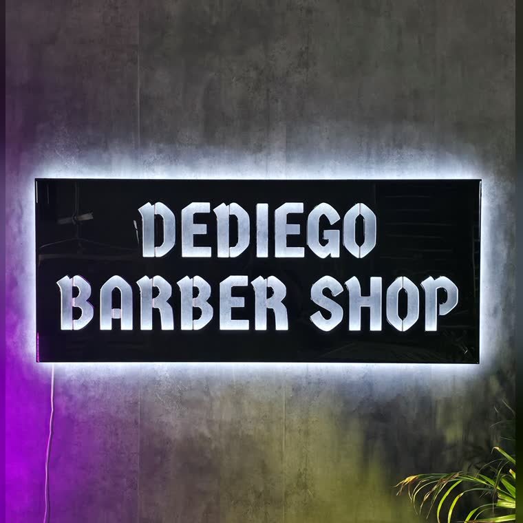 Rótulo multitroquelado con el nombre de una barbería troquelado y retroiluminado