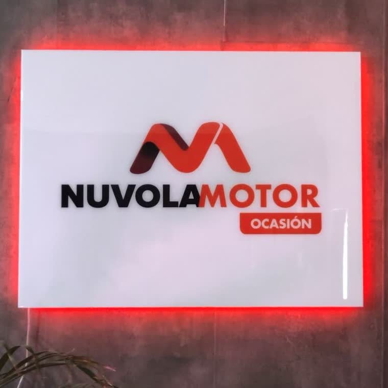 Rótulo recto retroiluminado con el logo de un negocio en resina epoxi y neón LED