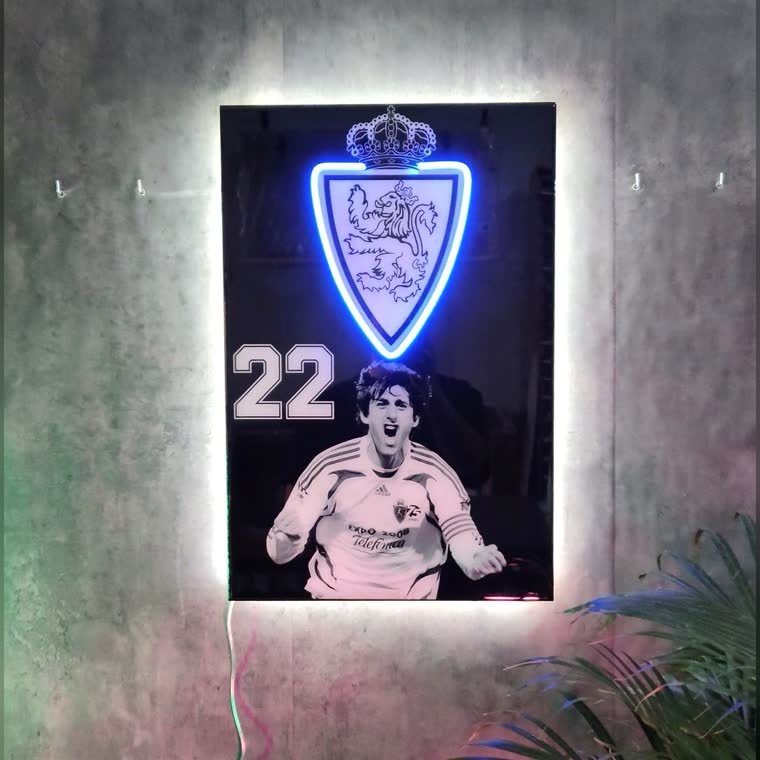 Cuadro recto con la foto de un jugador y el escudo de su club, en resina epoxi y neón LED