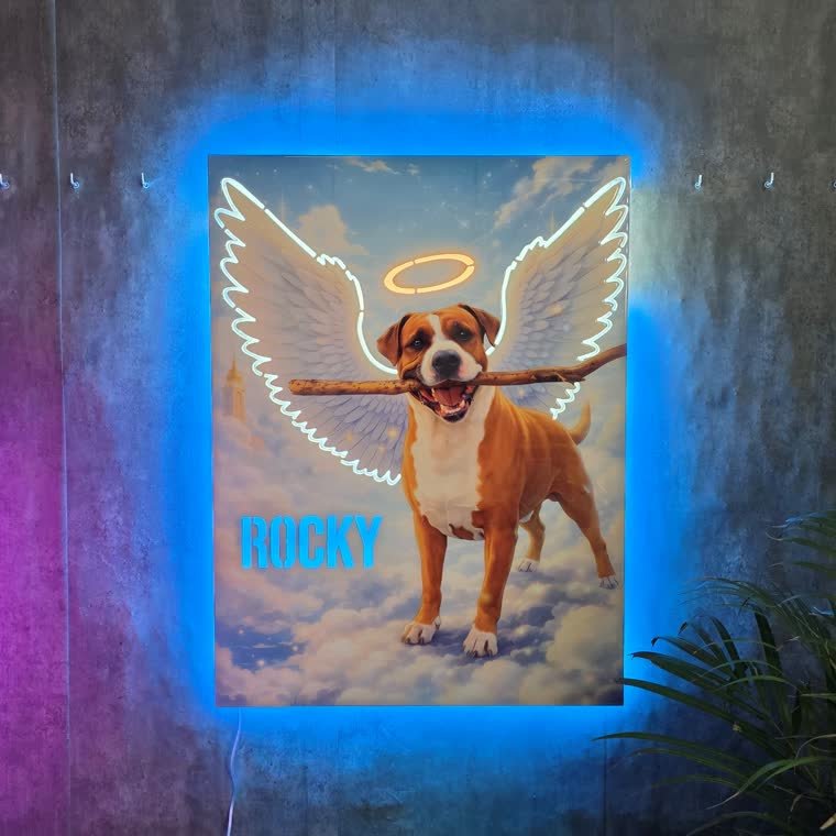 Cuadro multitroquelado de un perro con alas, con cortes interiores iluminados por detrás