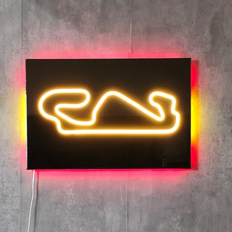 Cuadro recto con el trazado de un circuito en resina epoxi y neón LED