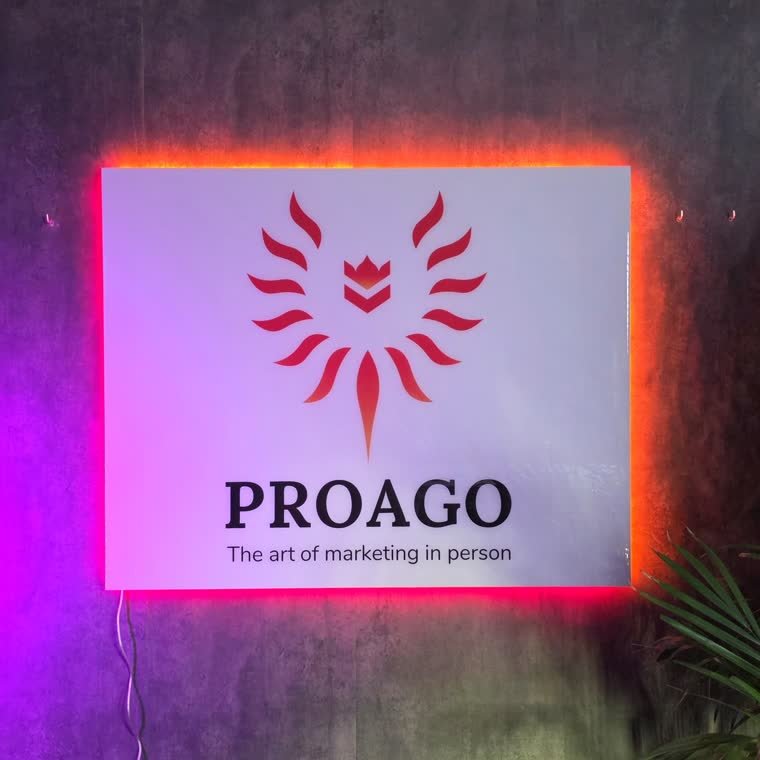 Rótulo recto retroiluminado con el logo de una empresa de marketing en resina epoxi y neón LED
