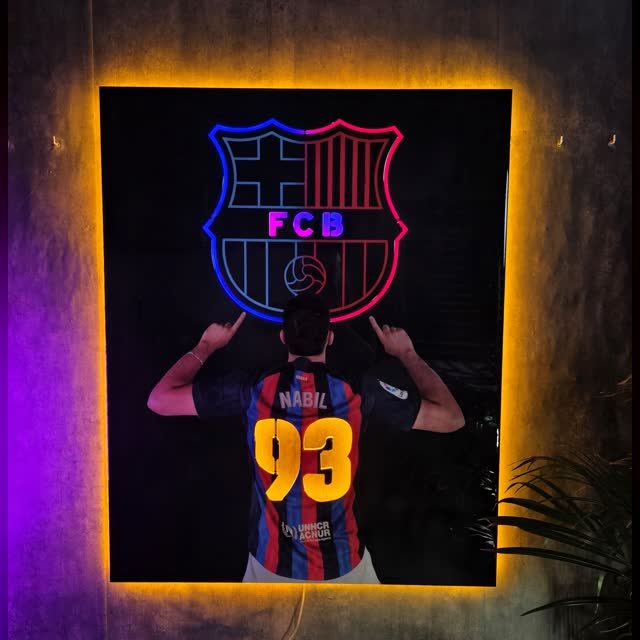 Cuadro multitroquelado con la camiseta y el escudo de un club de fútbol en neón LED