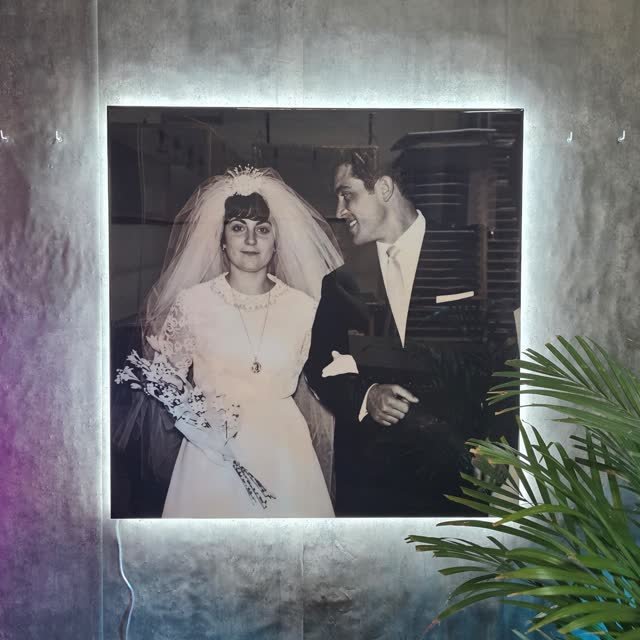 Cuadro con una foto antigua de boda restaurada en neón LED
