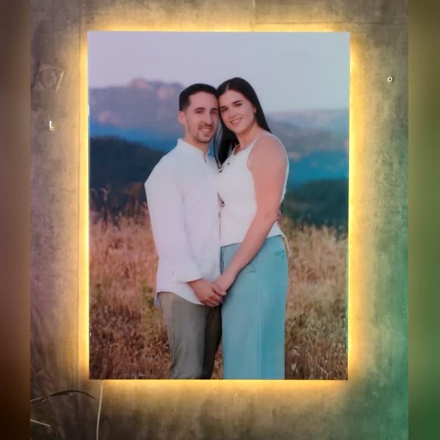 Cuadro de pareja a color en resina epoxi y luz LED