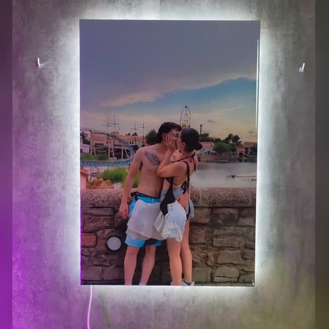 Cuadro de un momento romántico de pareja en neón LED