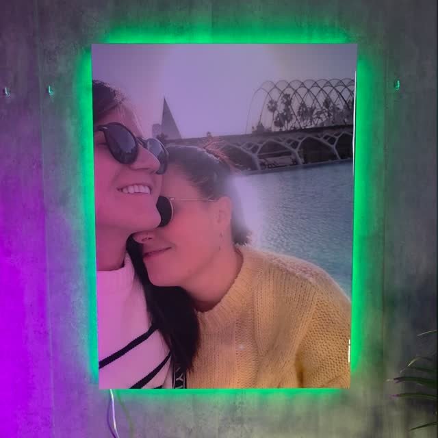 Cuadro tipo selfie de pareja en resina epoxi y neón LED