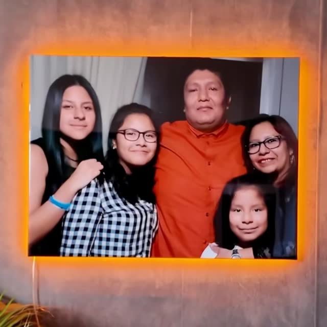 Cuadro retrato de familia en resina epoxi y neón LED