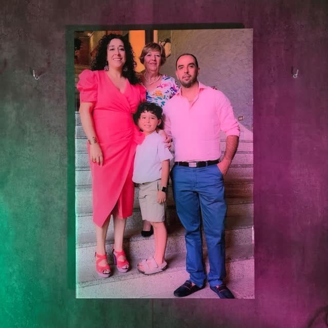 Cuadro con una foto en familia personalizado en neón LED