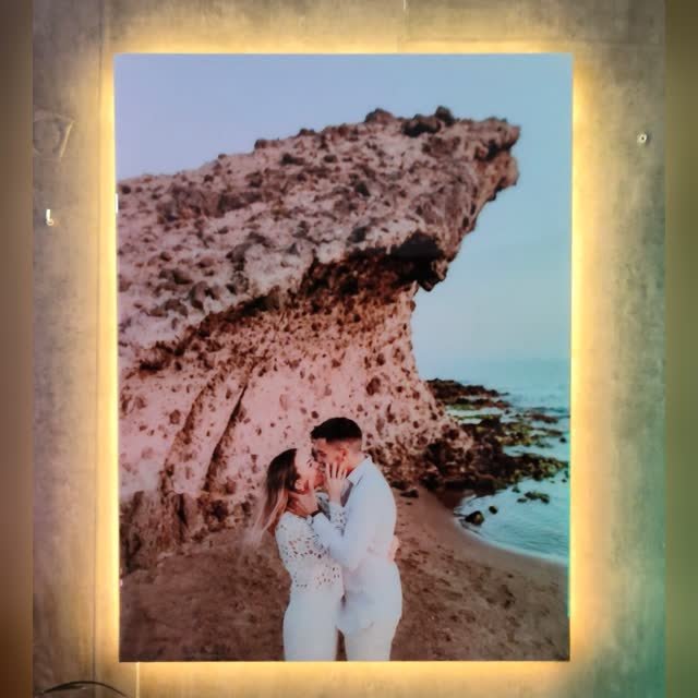 Cuadro recuerdo de boda de pareja en resina epoxi y neón LED