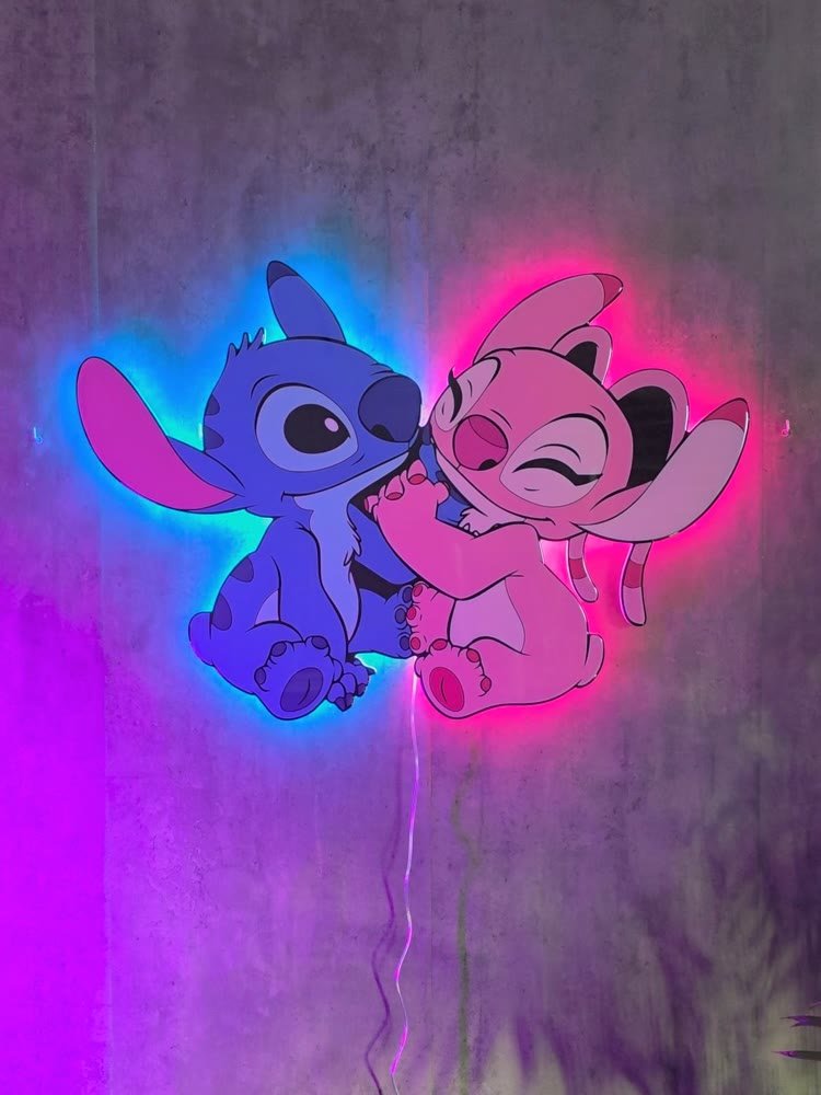 Cuadro de dos personajes de animación en resina epoxi y neón LED