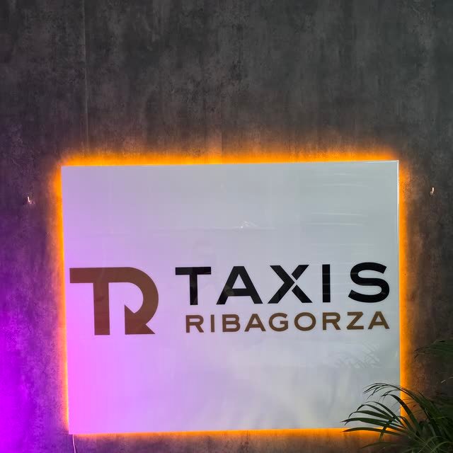 Cartel retroiluminado con el logo de una empresa de taxis