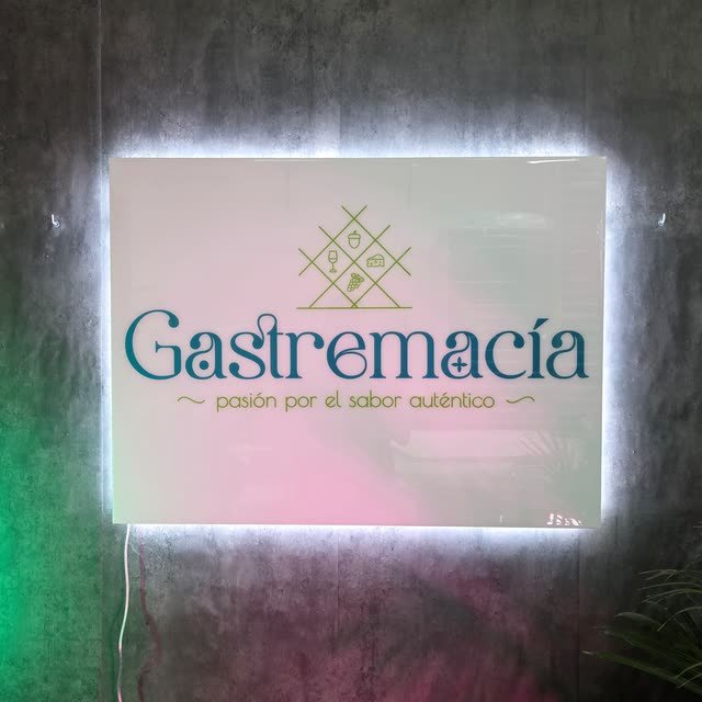 Cartel retroiluminado con el logo de un restaurante
