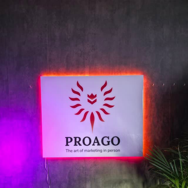 Cartel retroiluminado con el logo de una empresa de marketing