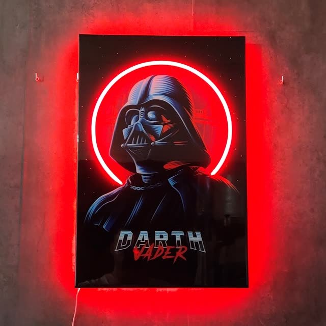Cuadro recto de un personaje de cine con aro de neón rojo