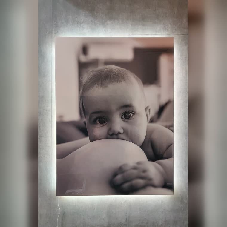 Cuadro recto con el retrato de un bebé en blanco y negro