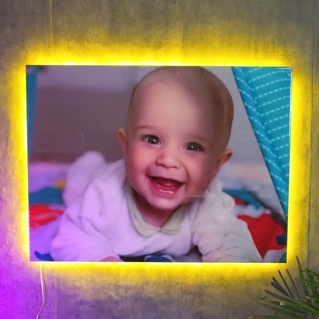 Cuadro recto con la foto de un bebé sonriendo