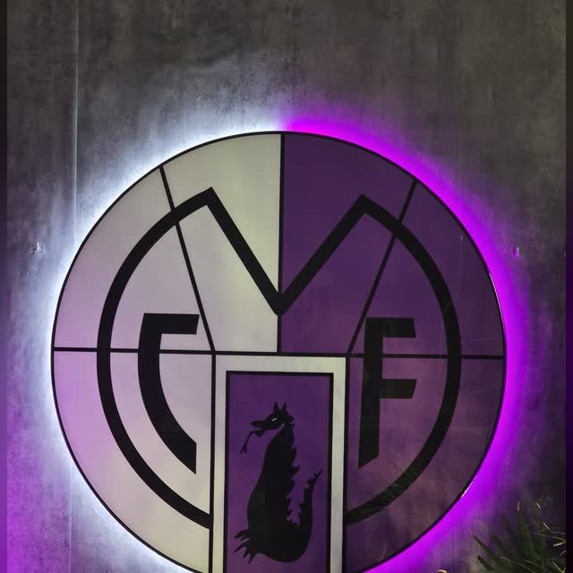 Cuadro silueta de un escudo de fútbol amateur en neón LED