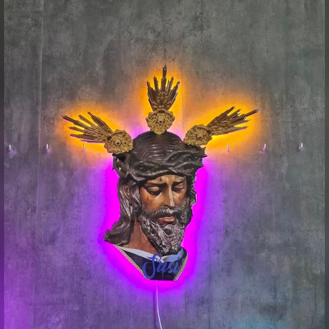 Cuadro silueta de una imagen religiosa en resina epoxi y neón LED